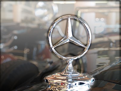 This wallpaper shows the MercedesBenz sign of a rare MercedesBenz 500K 